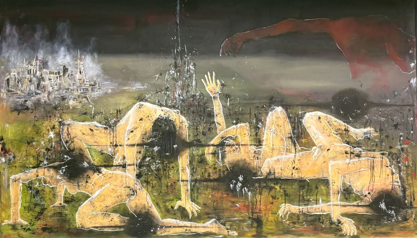 Das Bild zeigt ein großformatiges, querrechteckiges Gemälde. Die Szene wirkt düster und apokalyptisch. Im Vordergrund liegen mehrere menschliche Figuren nackt oder nur schemenhaft bekleidet auf einem erdigen, grün-braunen Boden. Ihre Körper sind verzerrt, gestreckt oder gekrümmt dargestellt, als wären sie gefallen, erschöpft oder verletzt. Hände und Arme ragen tastend oder stützend in den Raum, eine Figur hebt einen Arm nach oben, als Zeichen von Hilferuf oder Widerstand. Die Körper sind in gelblich-ockerfarbenen Tönen gemalt und mit weißen Linien konturiert, die ihre Umrisse betonen und sie vom dunklen Untergrund abheben. Schwarze und rote Farbspritzer sowie kratzige Linien durchziehen die Oberfläche und verleihen dem Bild eine rohe, expressive Textur. Im Hintergrund erstreckt sich eine zerstörte Landschaft. Links ist eine brennende oder rauchende Stadt zu erkennen, deren Gebäude in grauen und weißen Rauchwolken verschwimmen. In der Mitte ragt eine dunkle, vertikale Struktur auf, die an einen Turm oder eine Ansammlung von Trümmern erinnert. Rechts oben schwebt oder greift ein überdimensionierter, rot gefärbter Arm in den Himmel, der bedrohlich und übermenschlich wirkt. Die Farbpalette ist überwiegend dunkel und erdig, mit starken Kontrasten zwischen Ocker, Schwarz, Grün und Rot. Insgesamt vermittelt das Gemälde eine Atmosphäre von Zerstörung, Ohnmacht und existenzieller Bedrohung. Themen wie Gewalt, Zusammenbruch, Leid und menschliche Verletzlichkeit stehen deutlich im Vordergrund.